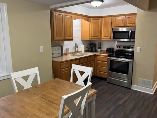 N6212 West Lake Shore Drive Spring Prairie, WI 53105 - Photo 5 of 16 Kitchen from dining