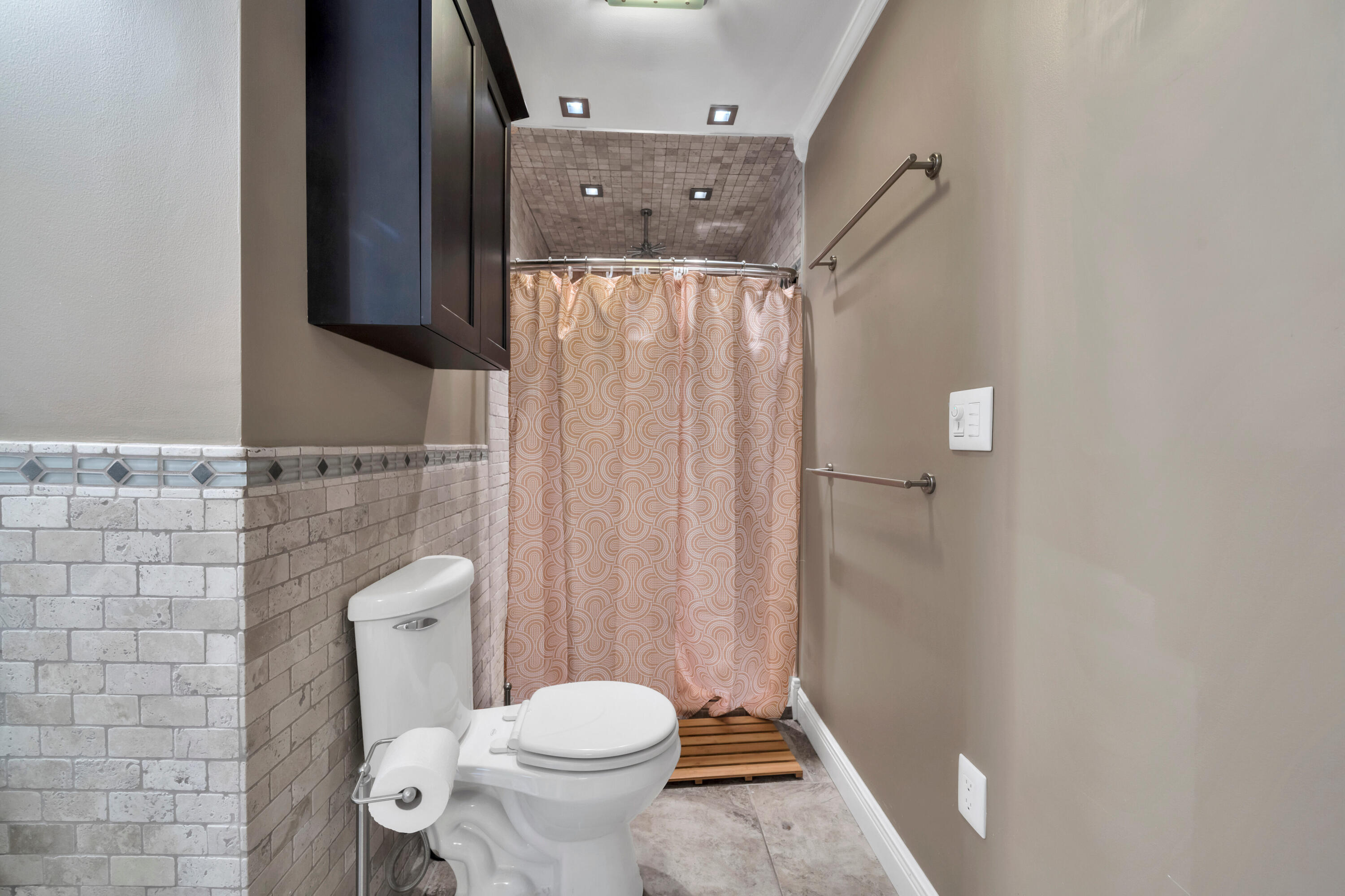 4 Roundabend Road Shalimar, FL 32579 - Photo 4 of 36 a bathroom with a toilet and a shower