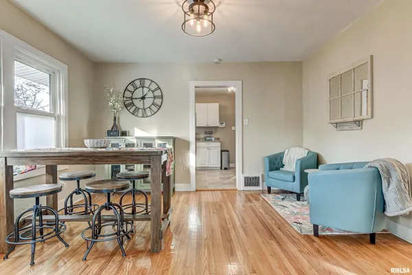 $164,900 | 1833 South Douglas Avenue, Springfield, IL 62704