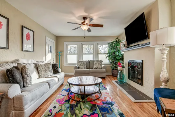 $164,900 | 1833 South Douglas Avenue, Springfield, IL 62704