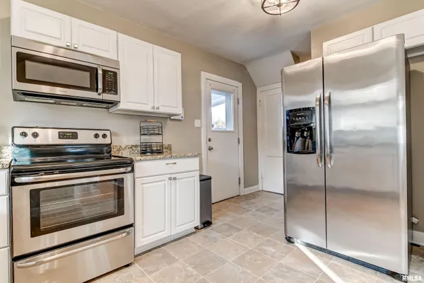 $164,900 | 1833 South Douglas Avenue, Springfield, IL 62704