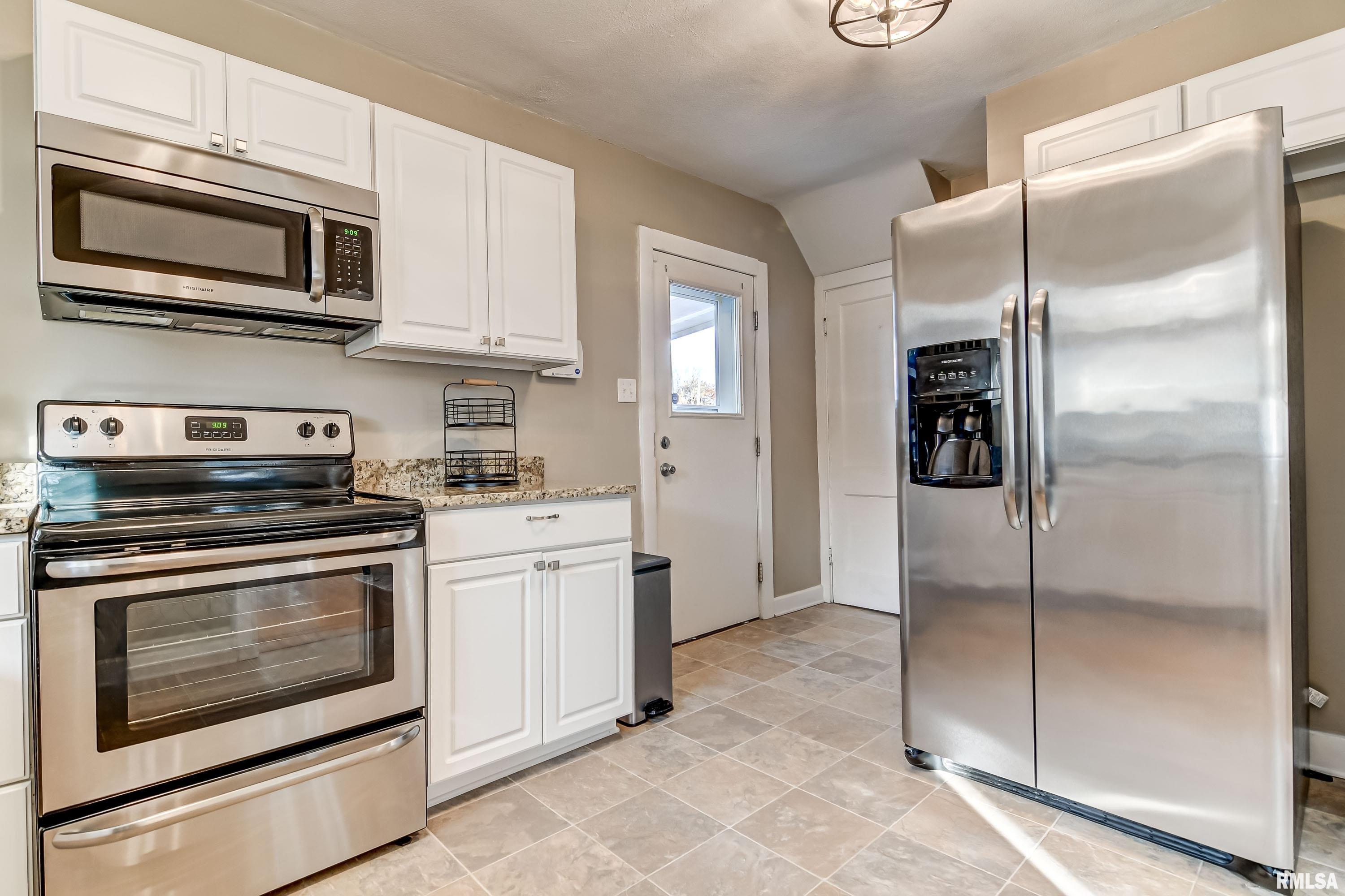 1833 South Douglas Avenue Springfield, IL 62704 - Photo 8 of 29