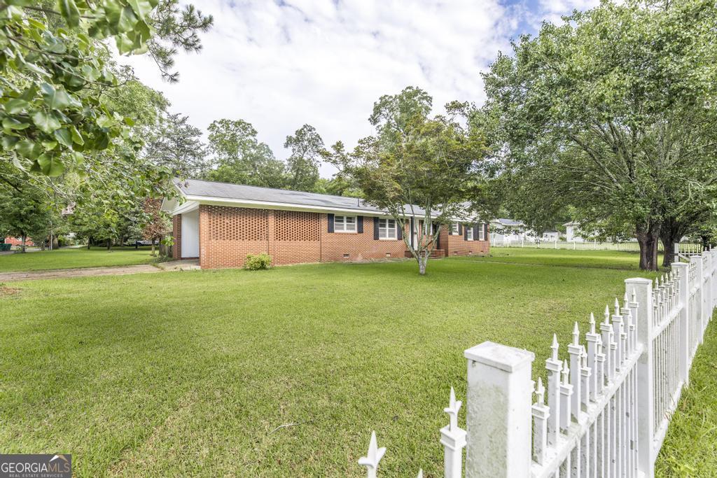 208 South 6th Street Vienna, GA 31092 - Photo 11 of 29 a view of a house with a yard and sitting area