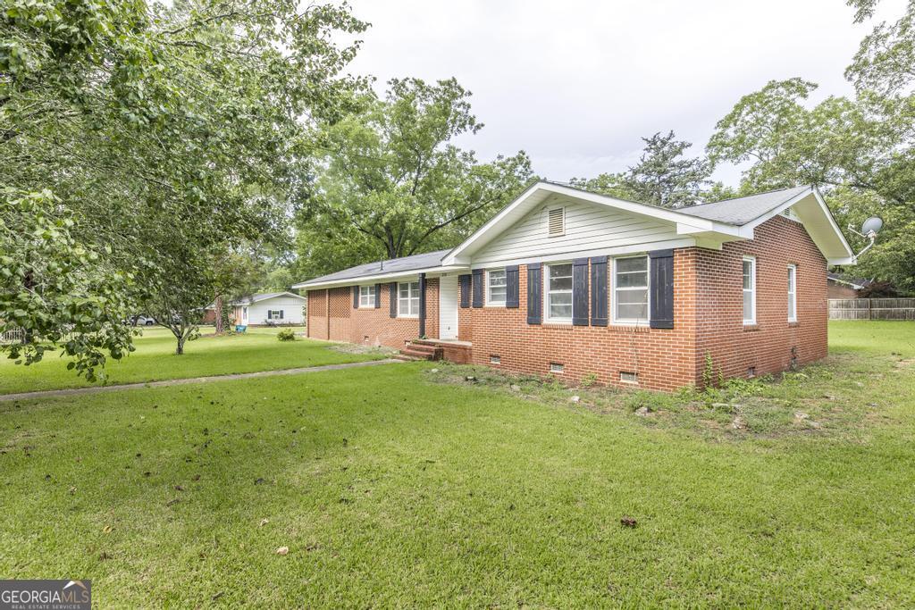 208 South 6th Street Vienna, GA 31092 - Photo 2 of 29 a front view of a house with a garden