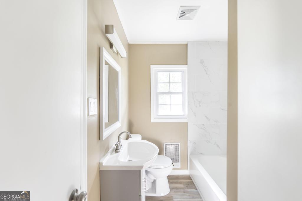 208 South 6th Street Vienna, GA 31092 - Photo 25 of 29 a bathroom with a sink toilet and tub
