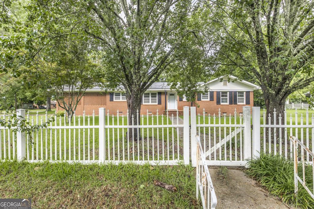 208 South 6th Street Vienna, GA 31092 - Photo 29 of 29 a front view of a house with a garden
