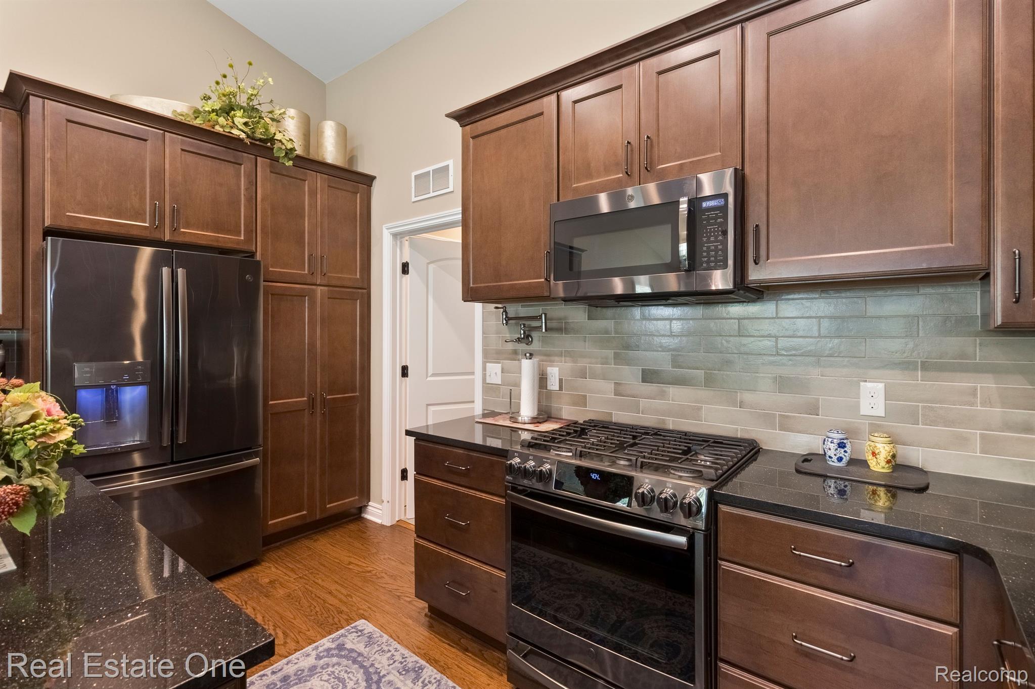 1075 Hampshire Court Rochester, MI 48307 - Photo 28 of 62 Gallery Image 28