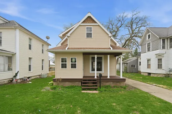 $189,000 | 323 Douglas Avenue, Dixon, IL 61021