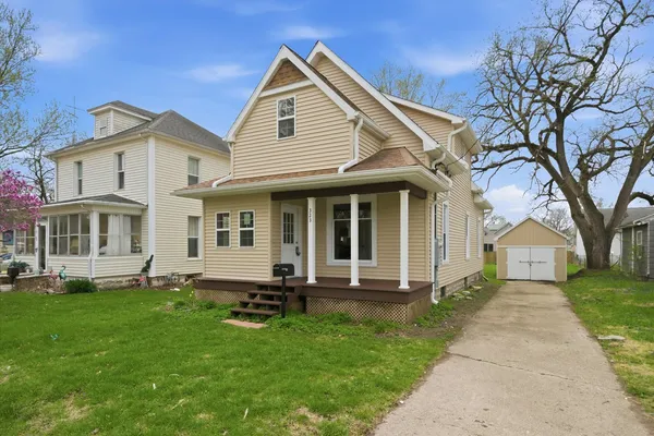 $189,000 | 323 Douglas Avenue, Dixon, IL 61021