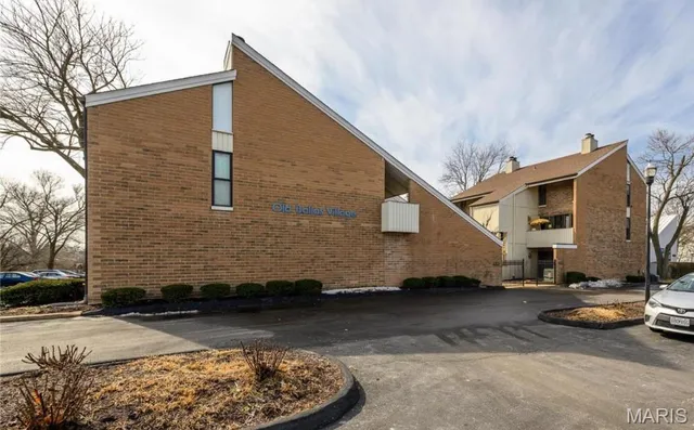 $200,000 | 670 Coeur De Royale Drive, Unit C, Creve Coeur, MO 63141