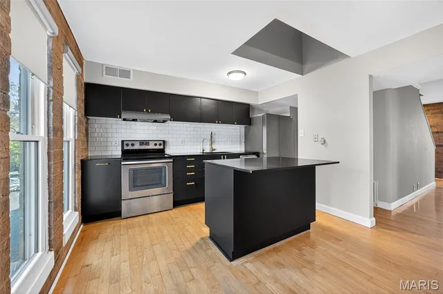 $200,000 | 670 Coeur De Royale Drive, Unit C, Creve Coeur, MO 63141