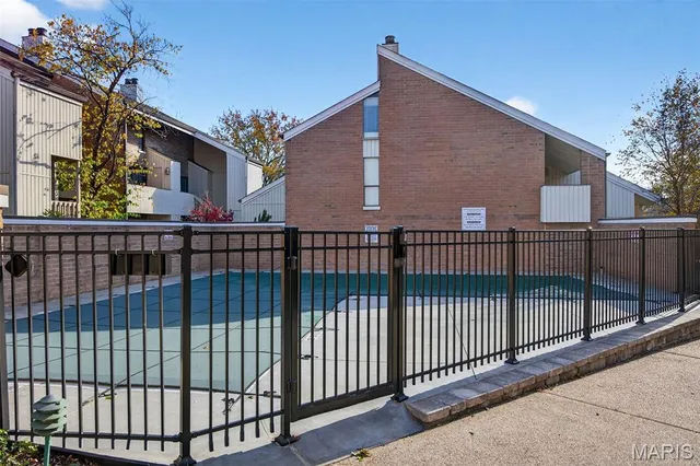 $200,000 | 670 Coeur De Royale Drive, Unit C, Creve Coeur, MO 63141