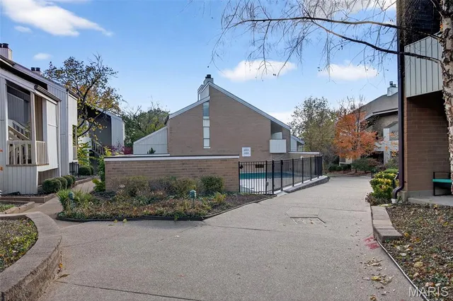 $200,000 | 670 Coeur De Royale Drive, Unit C, Creve Coeur, MO 63141