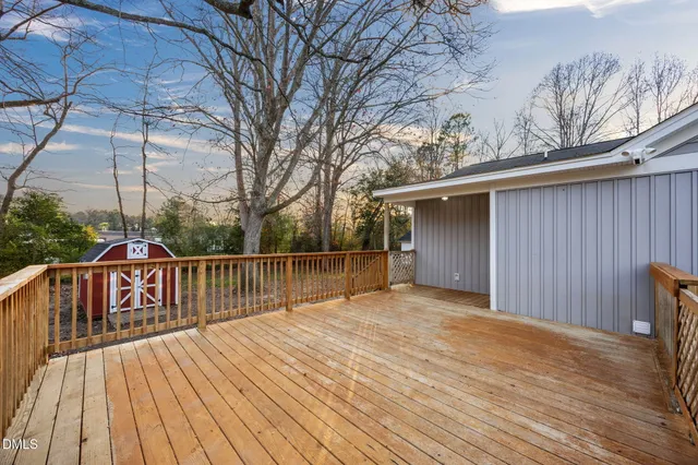 a sign that is sitting in front of a house