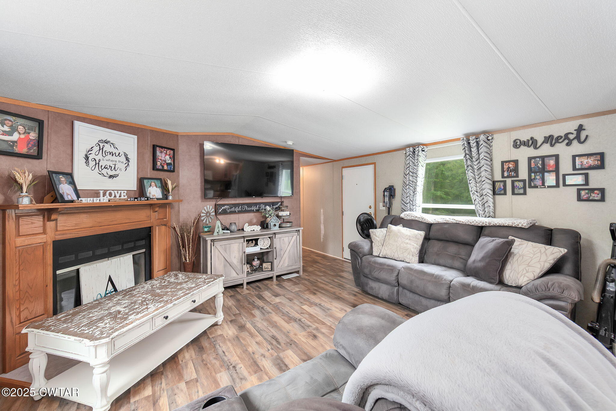 955 Leo Weaver Road Finger, TN 38334 - Photo 8 of 29 a living room with furniture and a flat screen tv