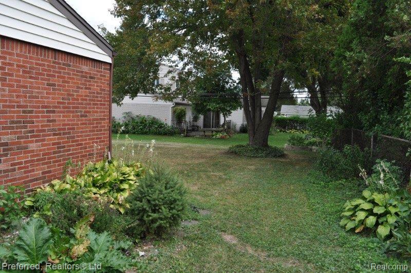 9725 Pardee Road Taylor, MI 48180 - Photo 19 of 19 Side Yard