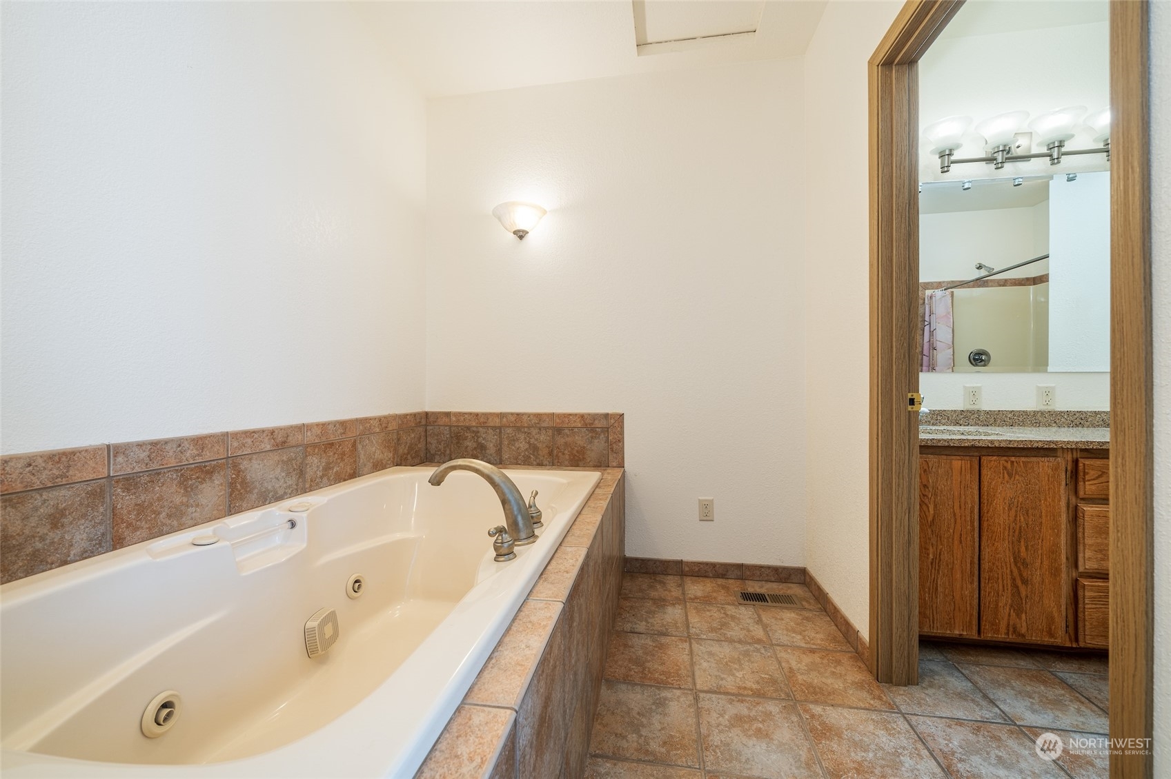 141 Johnson Creek Road Omak, WA 98841 - Photo 19 of 40 a bathroom with bathtub and shower