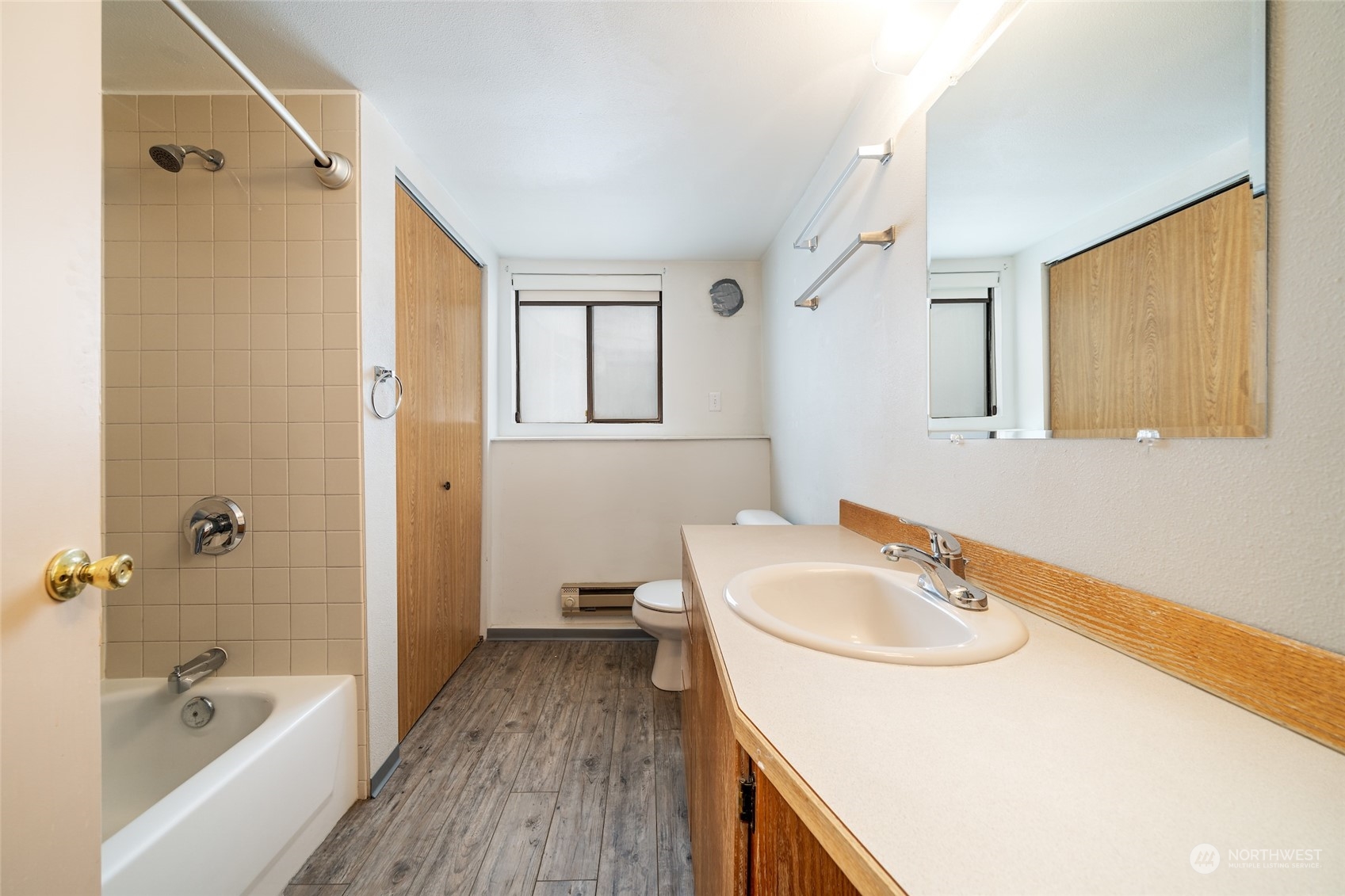 141 Johnson Creek Road Omak, WA 98841 - Photo 31 of 40 a bathroom with a sink and a bathtub