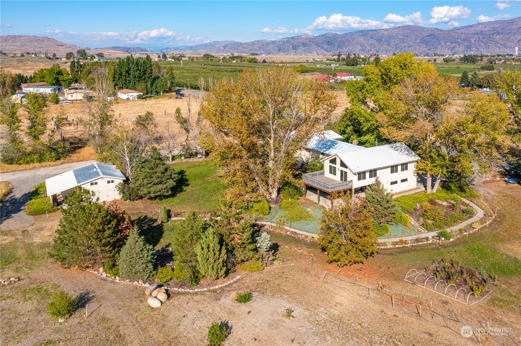 141 Johnson Creek Road Omak, WA 98841 - Photo 38 of 40 a view of a lake with a mountain