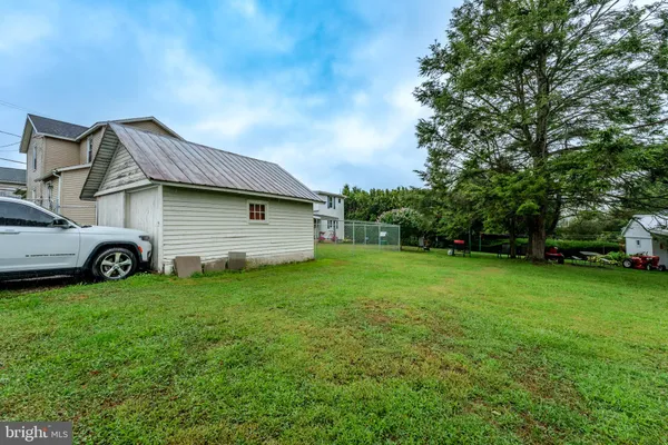 a view of a house with backyard