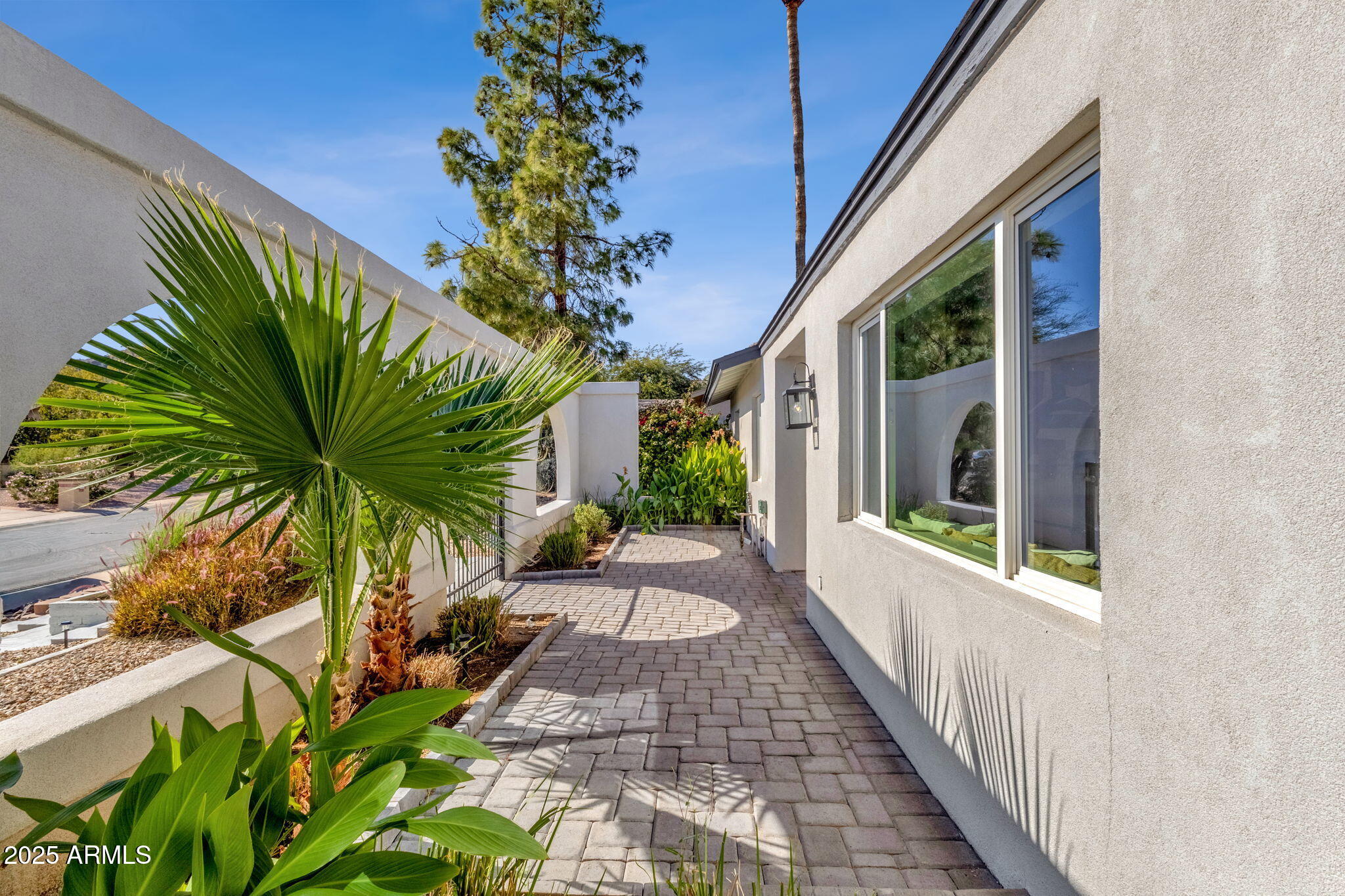 2276 East Mercer Lane Phoenix, AZ 85028 - Photo 10 of 61 6-web-or-mls-2276-e-mercer-ln