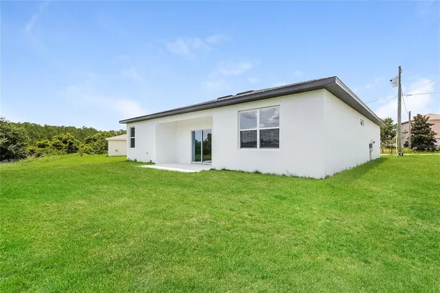 a view of a house with backyard