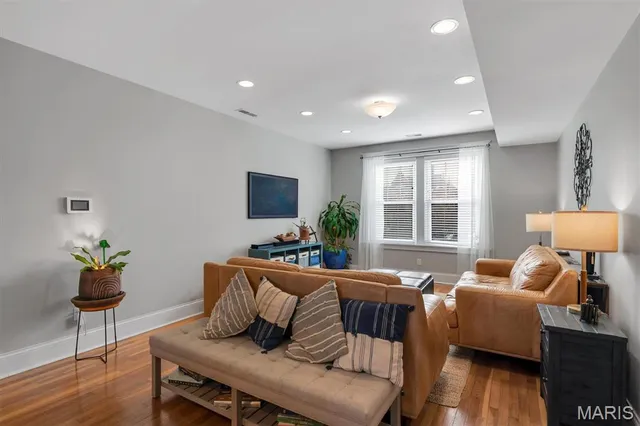 $350,000 | 6253 Rosebury Avenue, Unit 2E, St. Louis, MO 63105