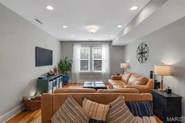 $350,000 | 6253 Rosebury Avenue, Unit 2E, St. Louis, MO 63105