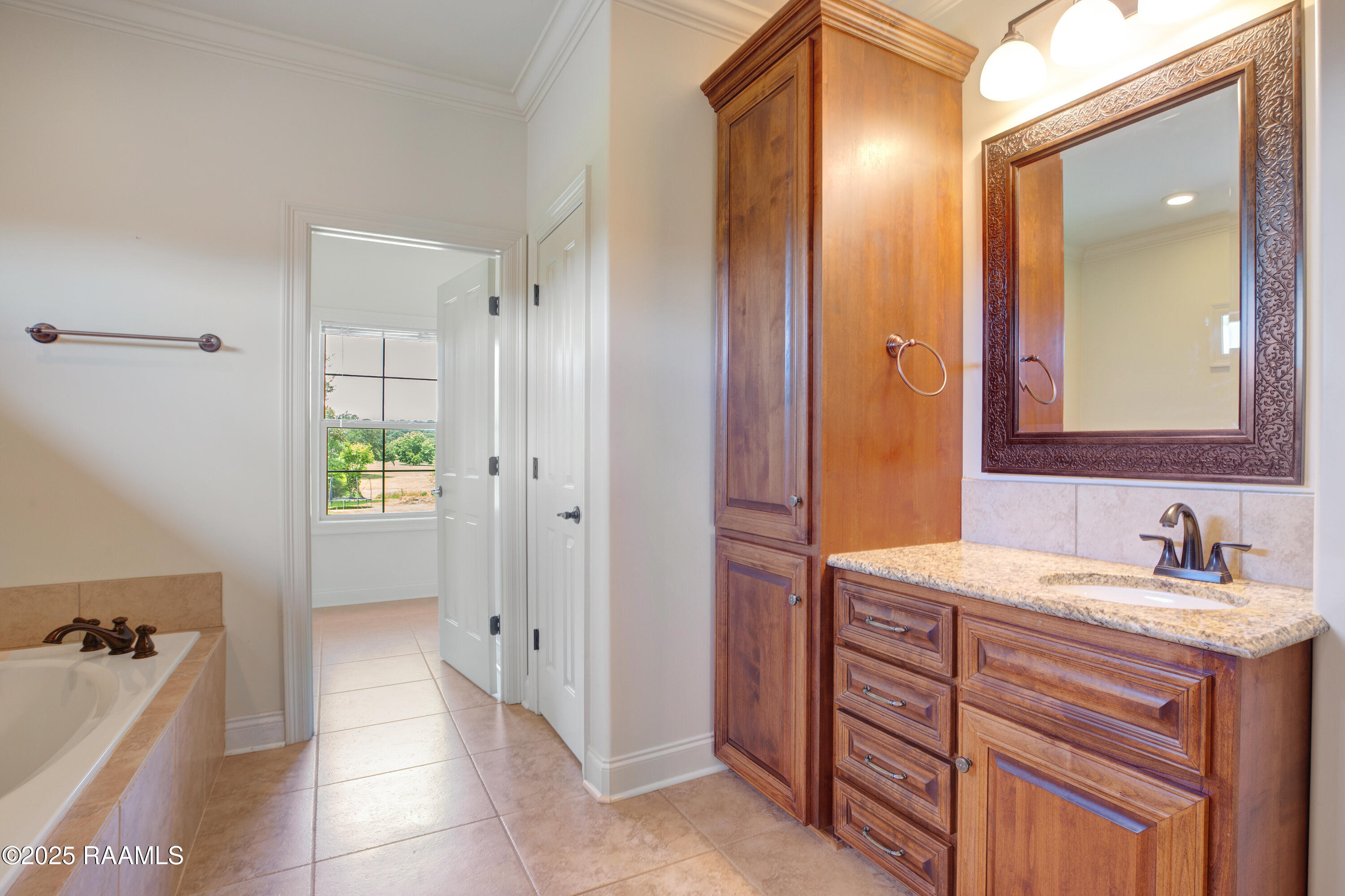 707 Hummingbird Lane New Iberia, LA 70560 - Photo 30 of 42 Upstairs Primary Bath