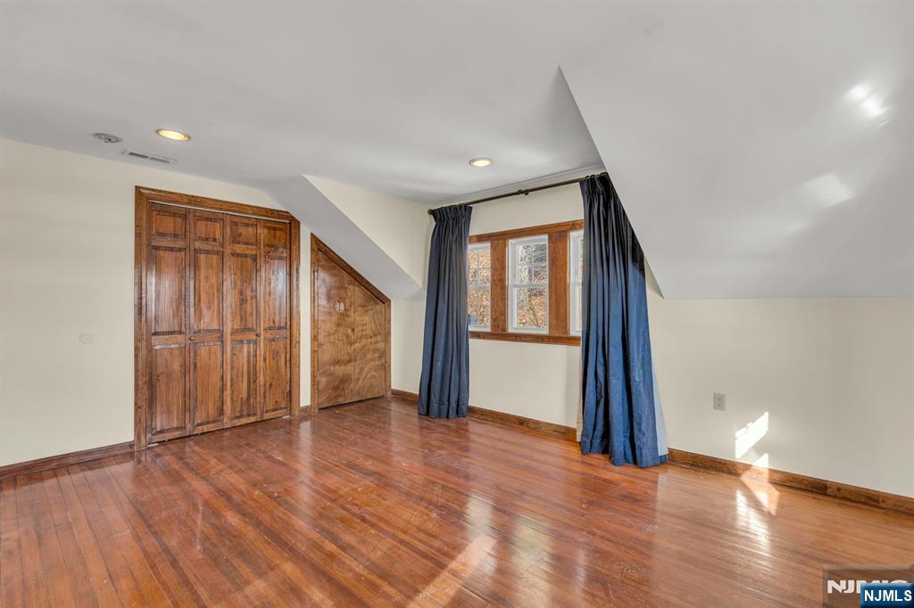 9 Old Wood Road Edgewater, NJ 07020 - Photo 11 of 20