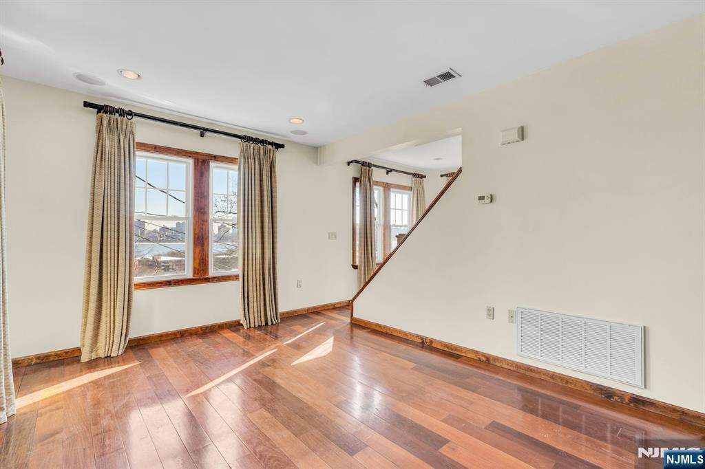 9 Old Wood Road Edgewater, NJ 07020 - Photo 4 of 20