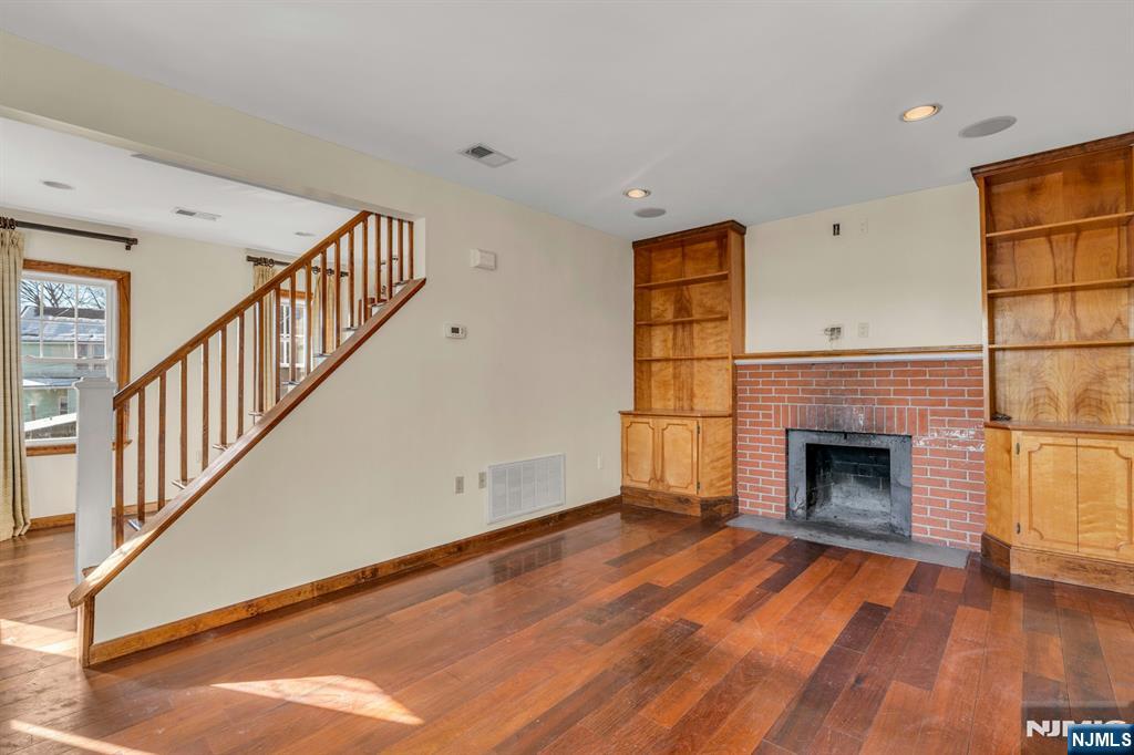 9 Old Wood Road Edgewater, NJ 07020 - Photo 6 of 20