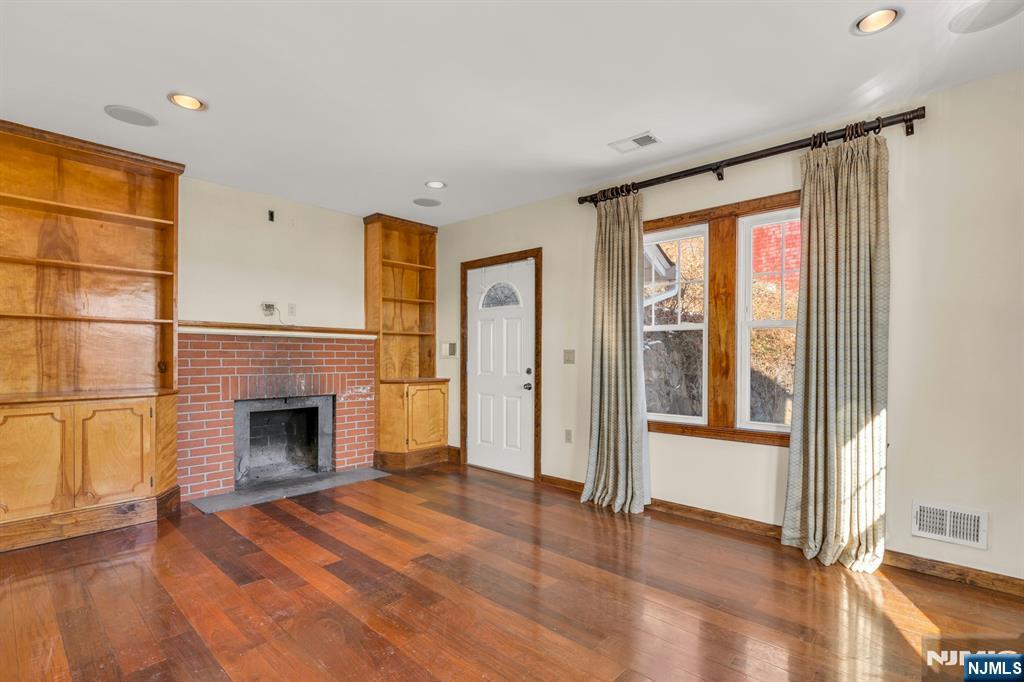 9 Old Wood Road Edgewater, NJ 07020 - Photo 7 of 20