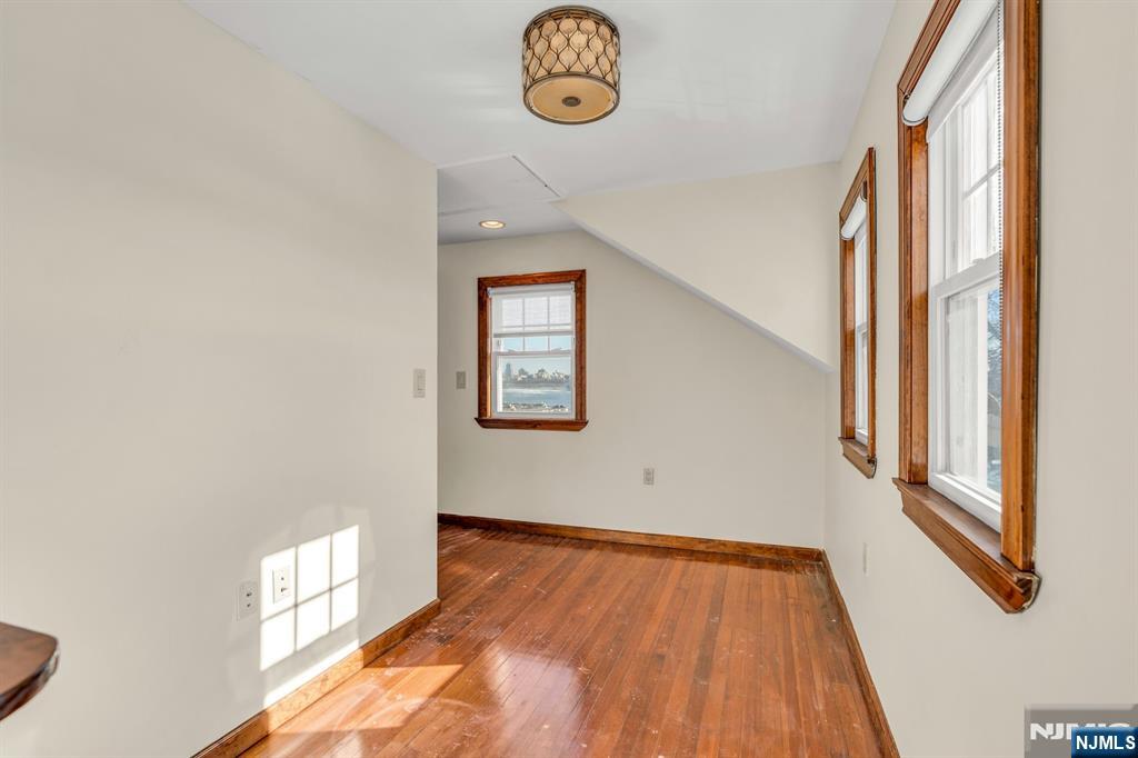 9 Old Wood Road Edgewater, NJ 07020 - Photo 8 of 20