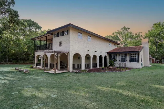a view of a livingroom with furniture and a ceiling fan