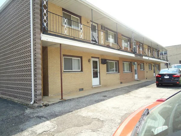 $1,300 | 8817 South Roberts Road, Unit 11, Hickory Hills, IL 60457