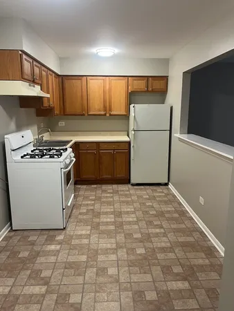 $1,300 | 8817 South Roberts Road, Unit 11, Hickory Hills, IL 60457