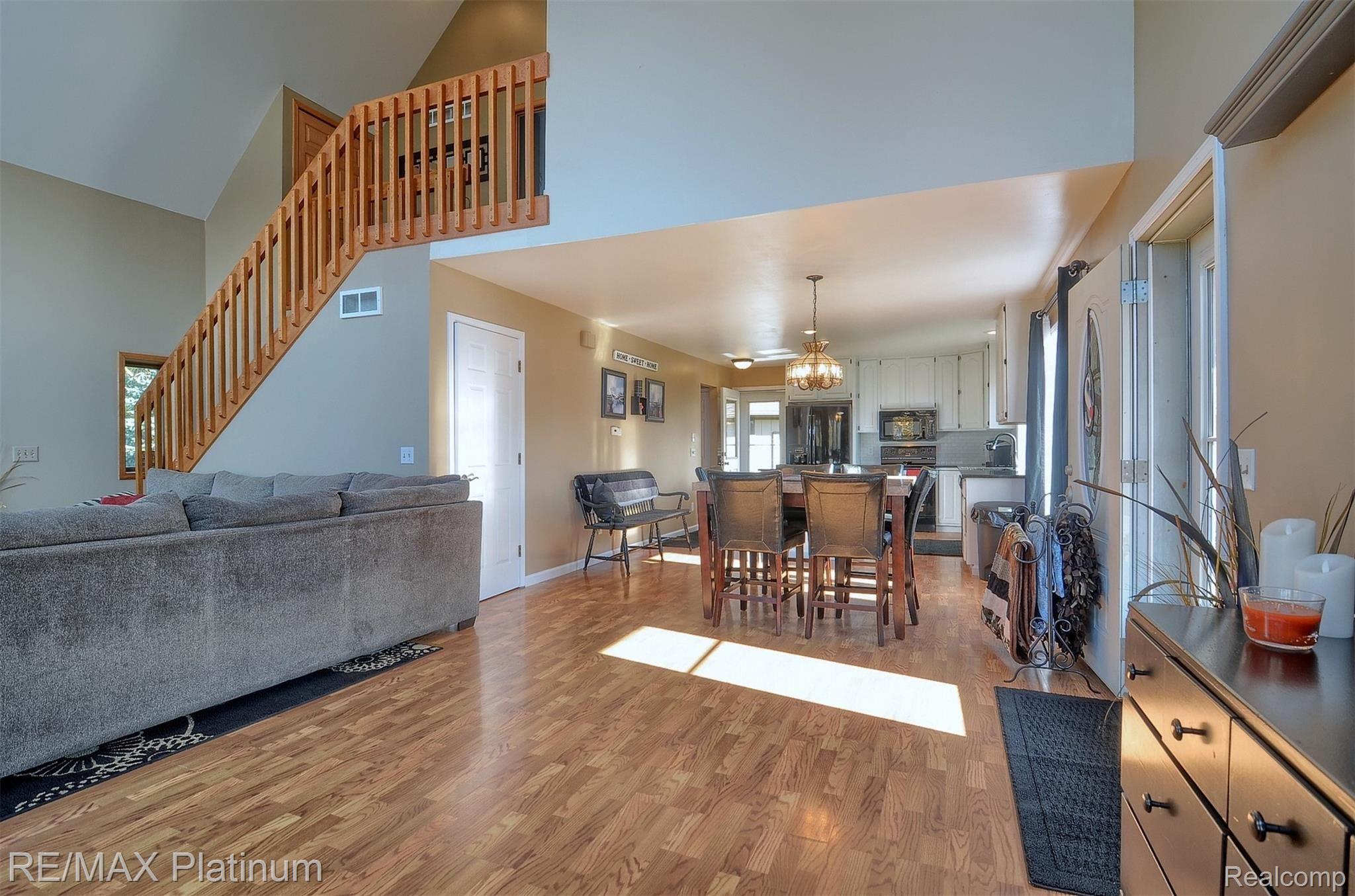 11198 Rolston Road Byron, MI 48418 - Photo 16 of 36 12-Great Room 4th View.jpg