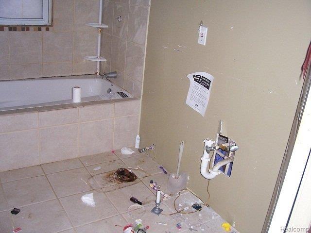 5281 Sashabaw Road Clarkston, MI 48346 - Photo 3 of 17 Bath