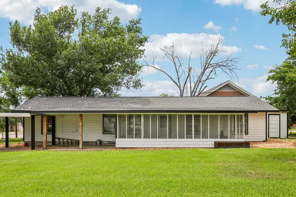 $1,450 | 755 East Bellville Street, Giddings, TX 78942