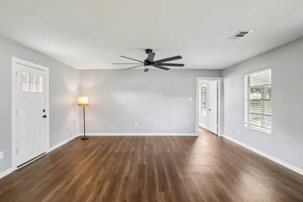 $1,450 | 755 East Bellville Street, Giddings, TX 78942