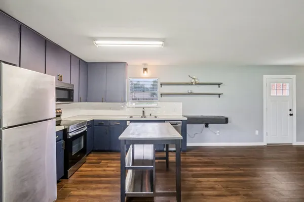 $1,450 | 755 East Bellville Street, Giddings, TX 78942