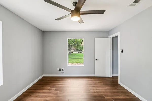 $1,450 | 755 East Bellville Street, Giddings, TX 78942