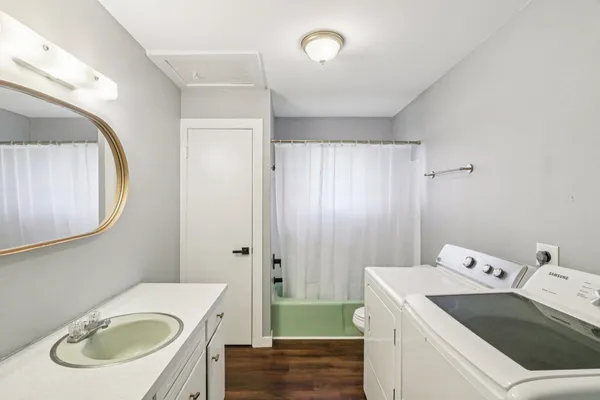 $1,450 | 755 East Bellville Street, Giddings, TX 78942