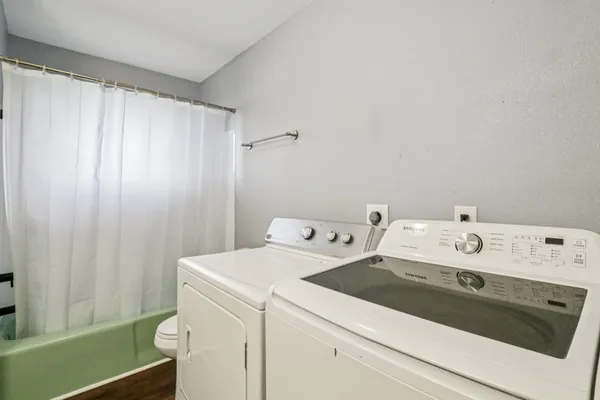 $1,450 | 755 East Bellville Street, Giddings, TX 78942