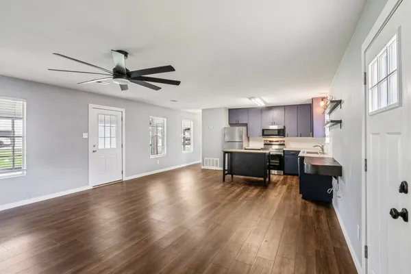 $1,450 | 755 East Bellville Street, Giddings, TX 78942