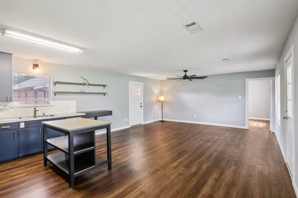 $1,450 | 755 East Bellville Street, Giddings, TX 78942