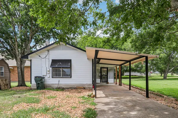 $1,450 | 755 East Bellville Street, Giddings, TX 78942