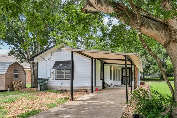 $1,450 | 755 East Bellville Street, Giddings, TX 78942