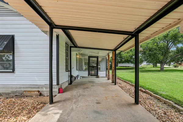 $1,450 | 755 East Bellville Street, Giddings, TX 78942